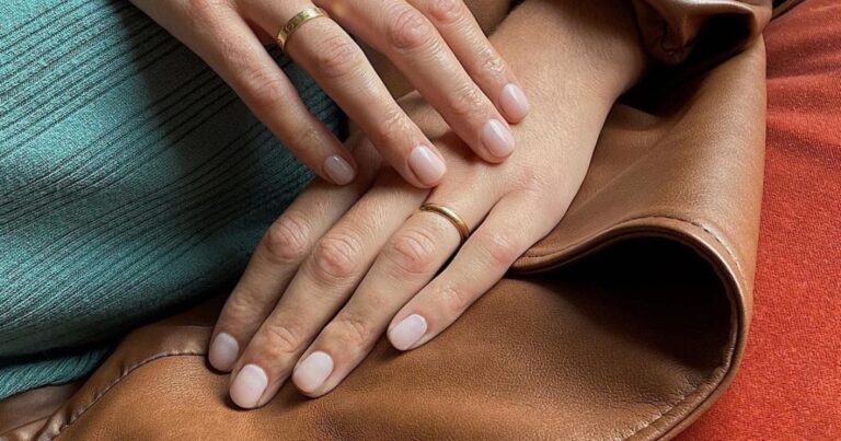 Cette couleur d’ongle gris transparent est notre neutre printanier préféré