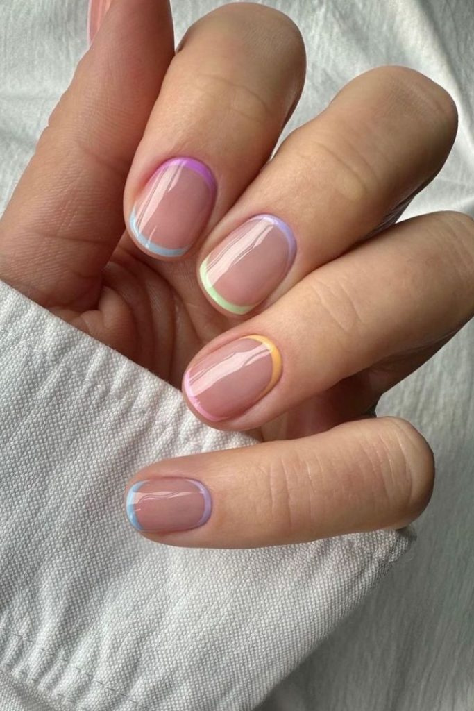 Idées d'ongles de vacances — Contour multicolore