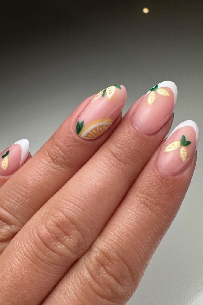 Idées d'ongles de vacances : astuces françaises avec des motifs de citron