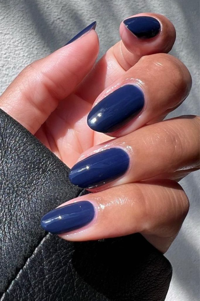 Idées d’ongles de vacances – Vernis bleu nuit
