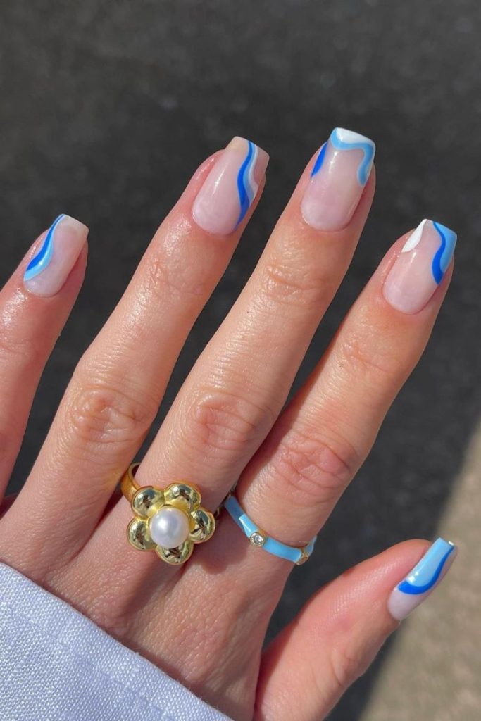 Idées de manucure pour les vacances – Motif tourbillon bleu et blanc