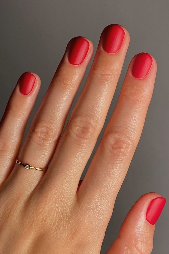 Idées d’ongles de vacances – Vernis rouge vif mat