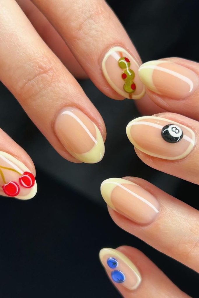 Idées d'ongles de vacances : astuces jaune beurre avec des designs de Las Vegas