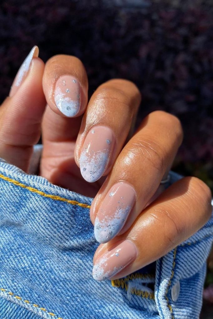 Idées d'ongles de vacances : design éclaboussé avec des accents argentés
