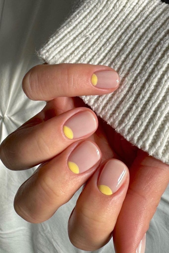 Idées d'ongles de vacances - Conception d'espace négatif en demi-lune jaune