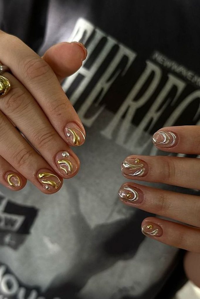 Idées d'ongles de vacances - Conception d'ongles dorés en métal mélangé