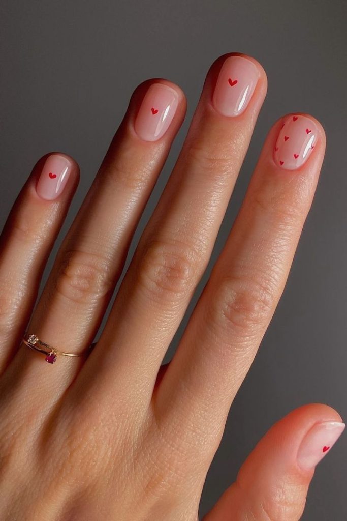 Idées d’ongles de vacances : petits cœurs minimalistes