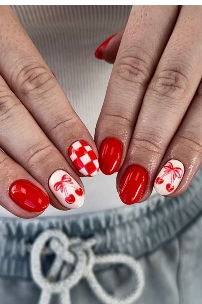 Idées d'ongles de vacances : ongles à carreaux et cerises rouges