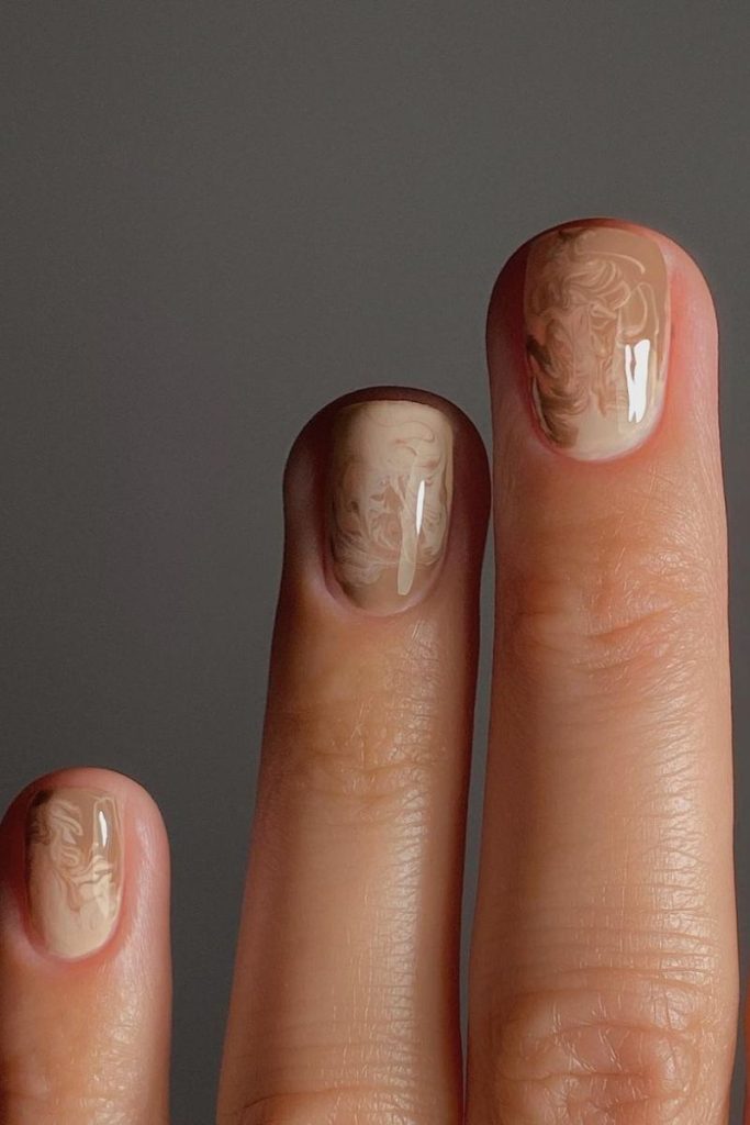 Idées d'ongles de vacances : tourbillons marron et beige