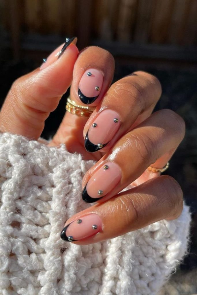 Idées d'ongles de vacances : pointes françaises noires avec des accents de perles argentées