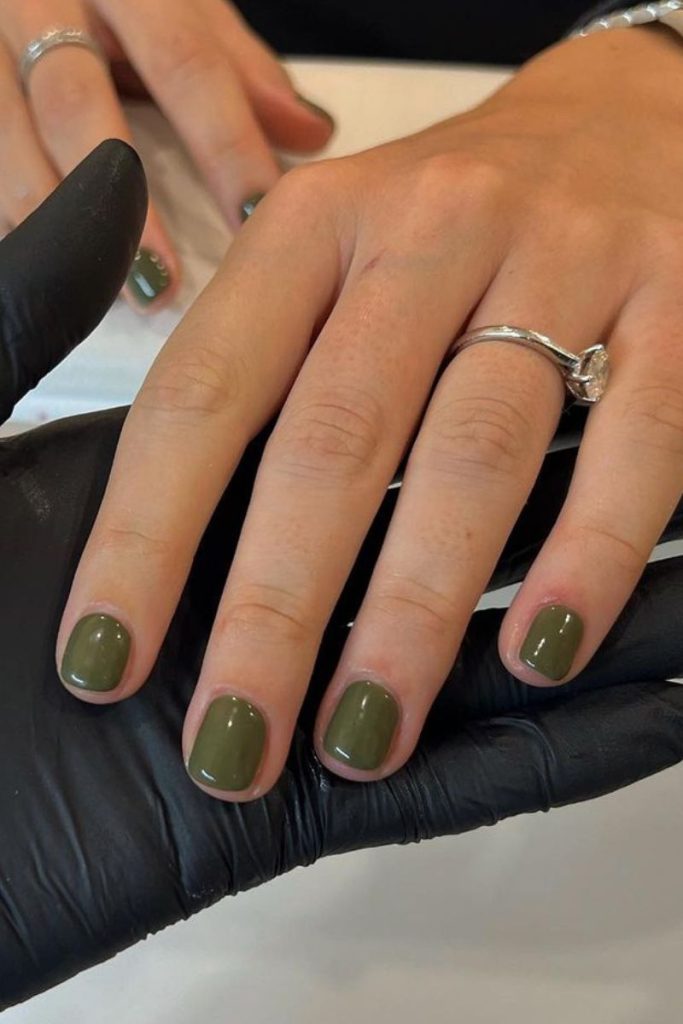 Idées d’ongles de vacances – Vernis vert foncé