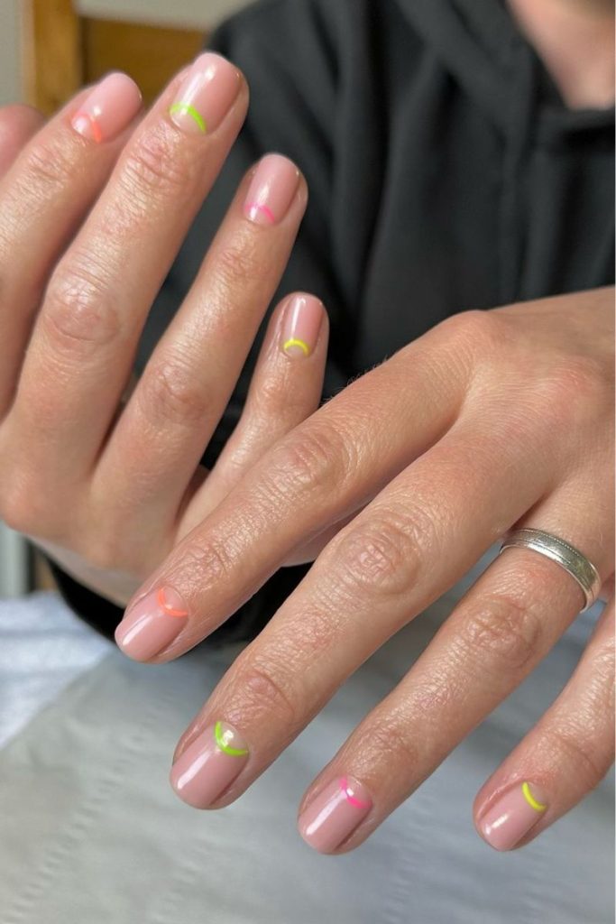 Idées d'ongles de vacances : contour coloré en demi-lune