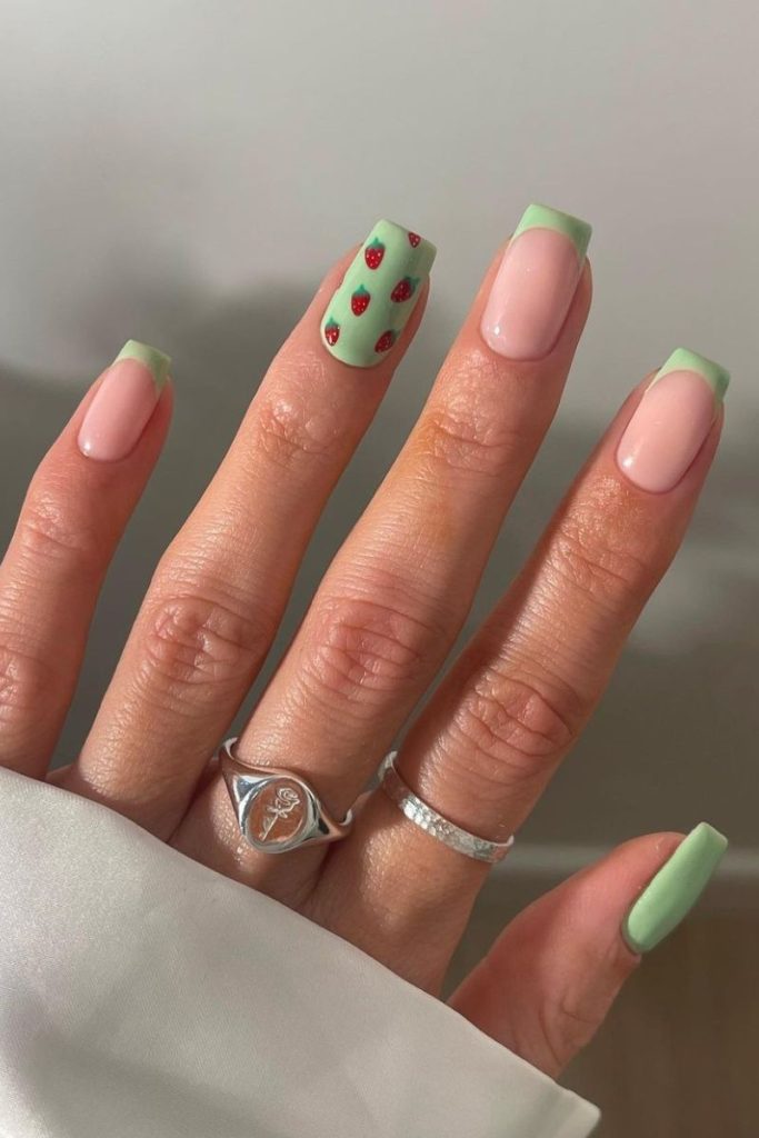 Idées d'ongles de vacances : astuces vert menthe avec motif fraise