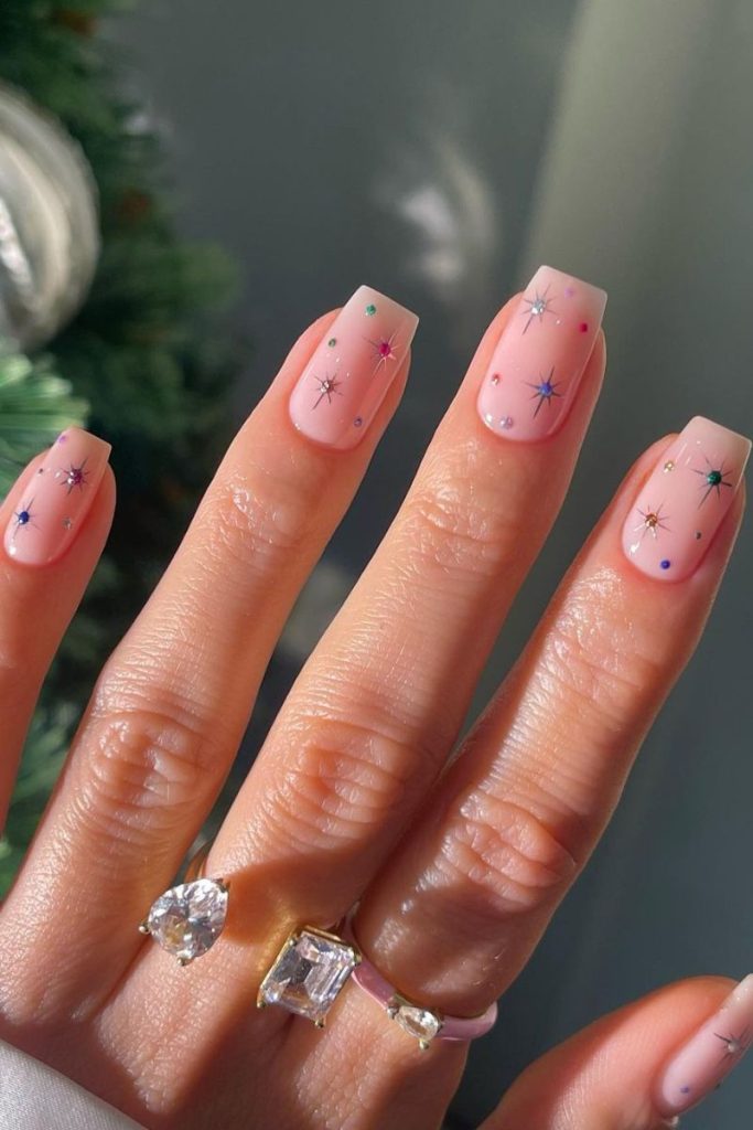 Idées d'ongles de vacances – Étoiles multicolores avec des bijoux