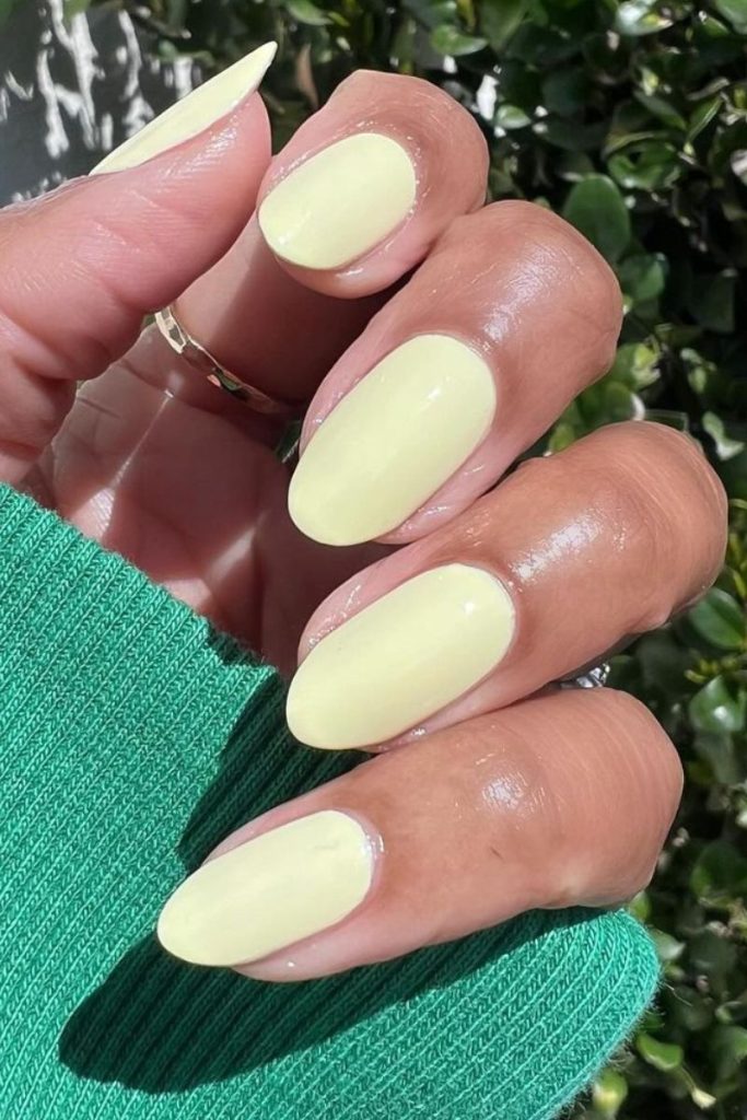Idées d’ongles de vacances – Vernis jaune beurre
