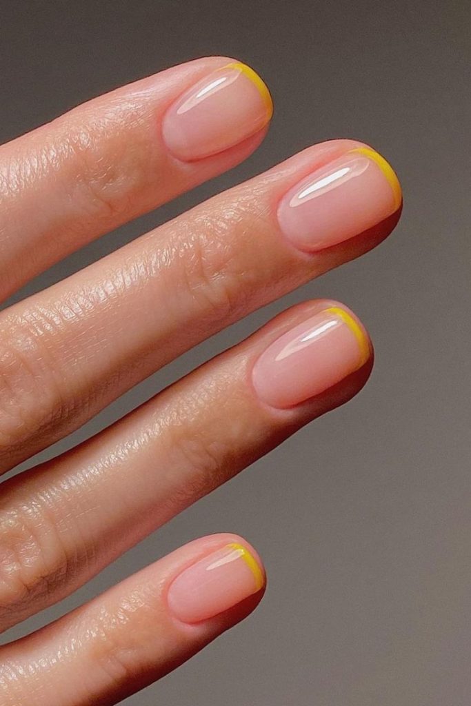 Idées d’ongles de vacances – Micro French Tips jaunes