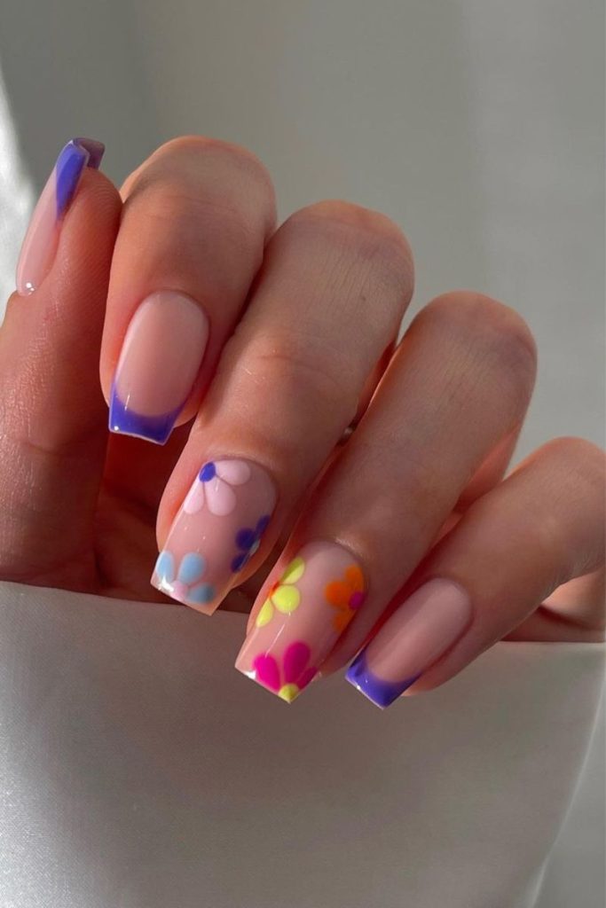 Idées d'ongles de vacances : pointes violettes avec motif de fleurs multicolores