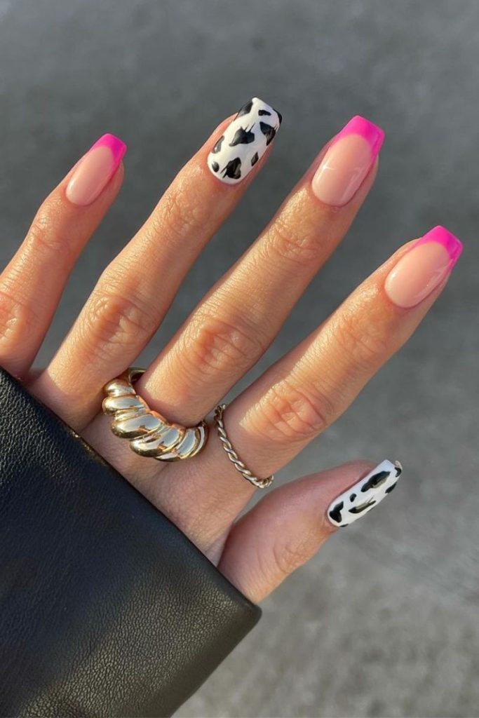 Idées d'ongles de vacances : conseils roses avec des motifs imprimés de vache
