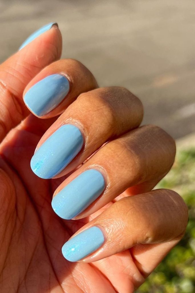 Idées d’ongles de vacances – Vernis bleu bébé chatoyant