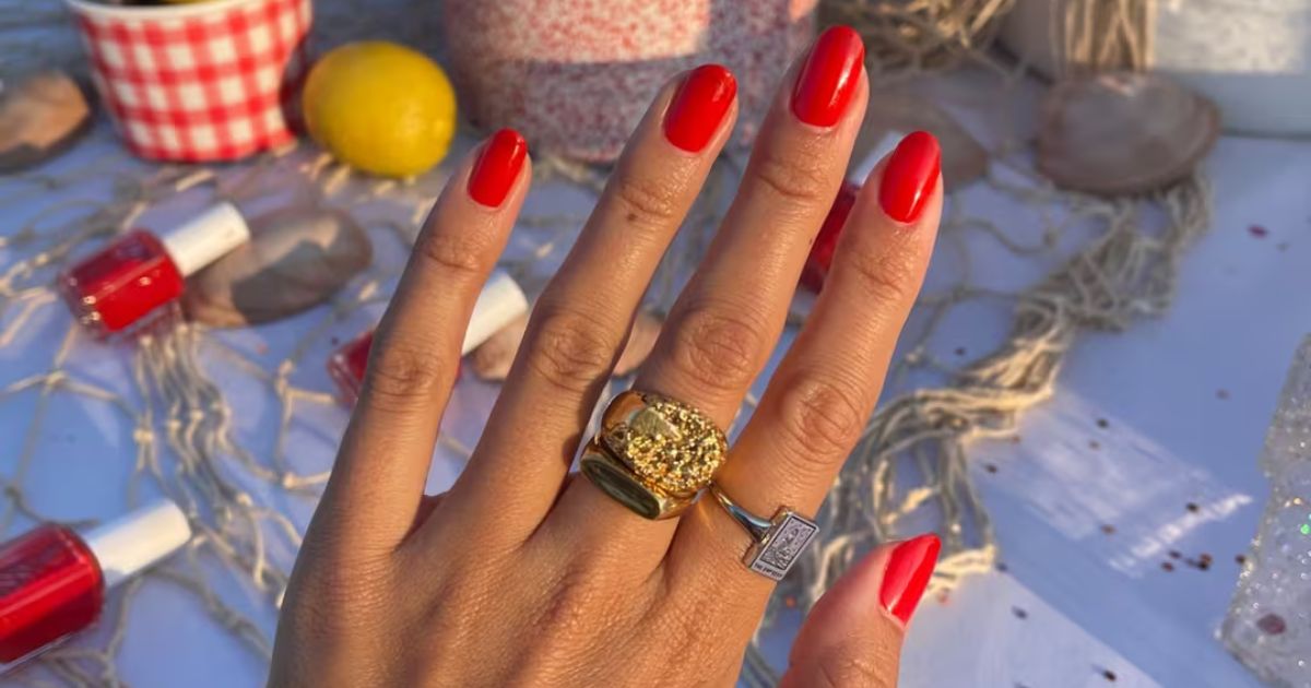 Essie vient de relancer la couleur préférée culte Clambake