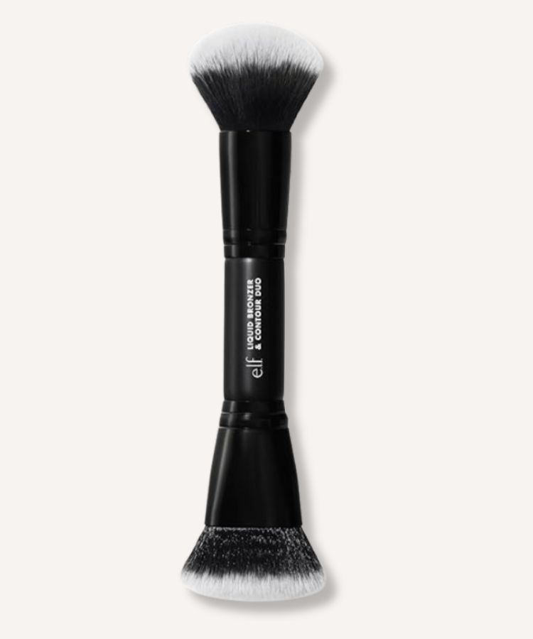 Brossage en duo de bronzer et de contour liquide